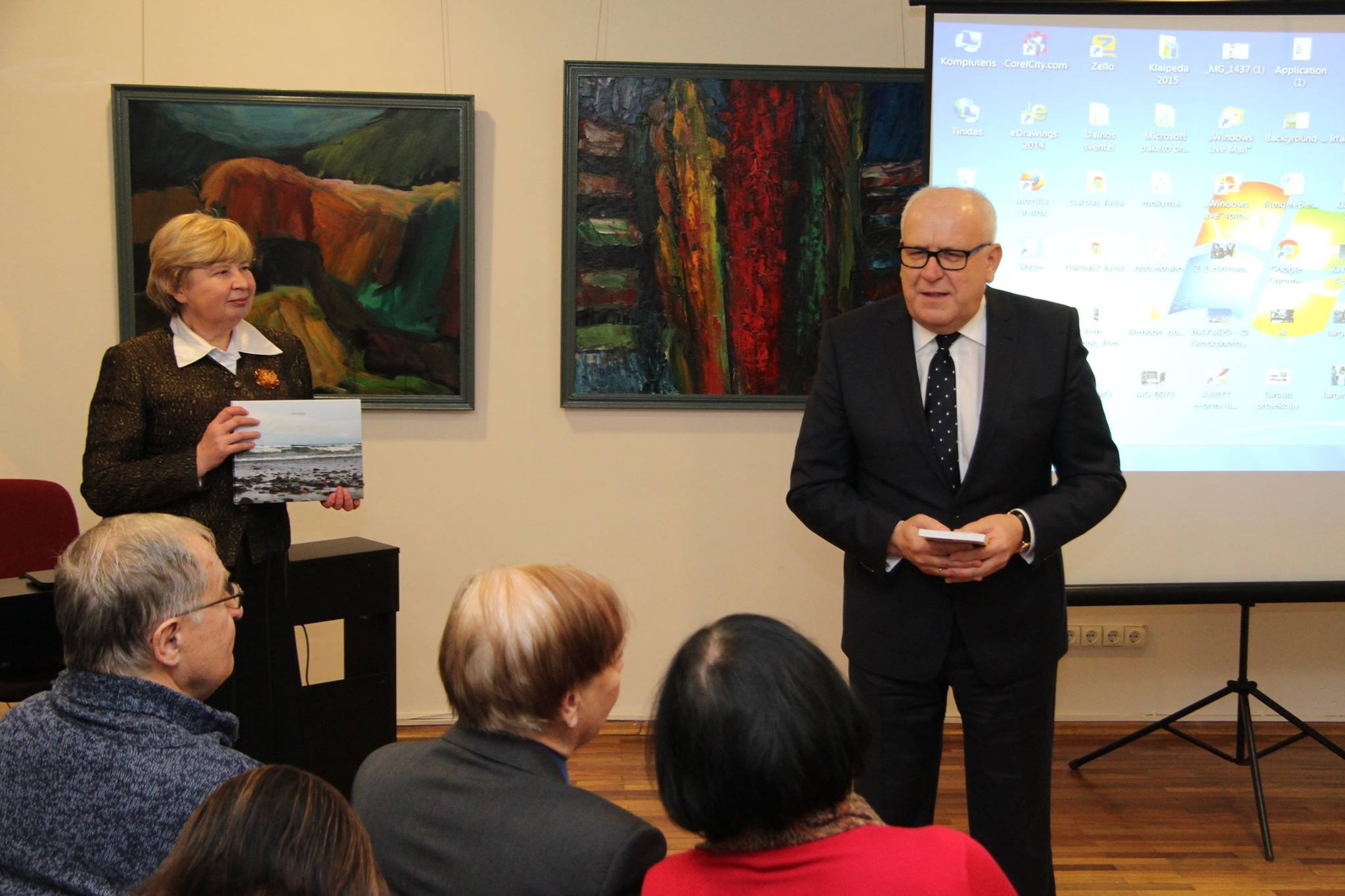 doc. dr. Jūratės Suęylaitės rankose - pristatoma nauja poezijos ir fotonovelių knyga