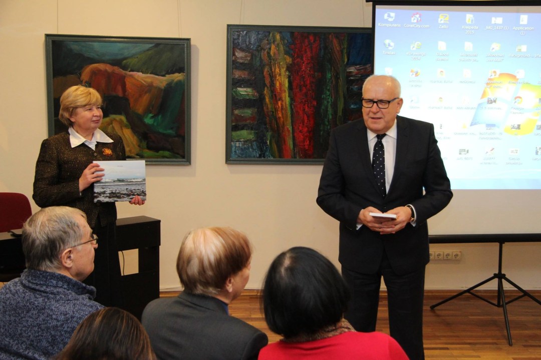 doc. dr. Jūratės Suęylaitės rankose - pristatoma nauja poezijos ir fotonovelių knyga