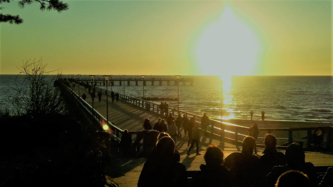 Saulėlydžiui palydėti susirenkam skirtingais kostiumais. D. Janavičienės nuotr.